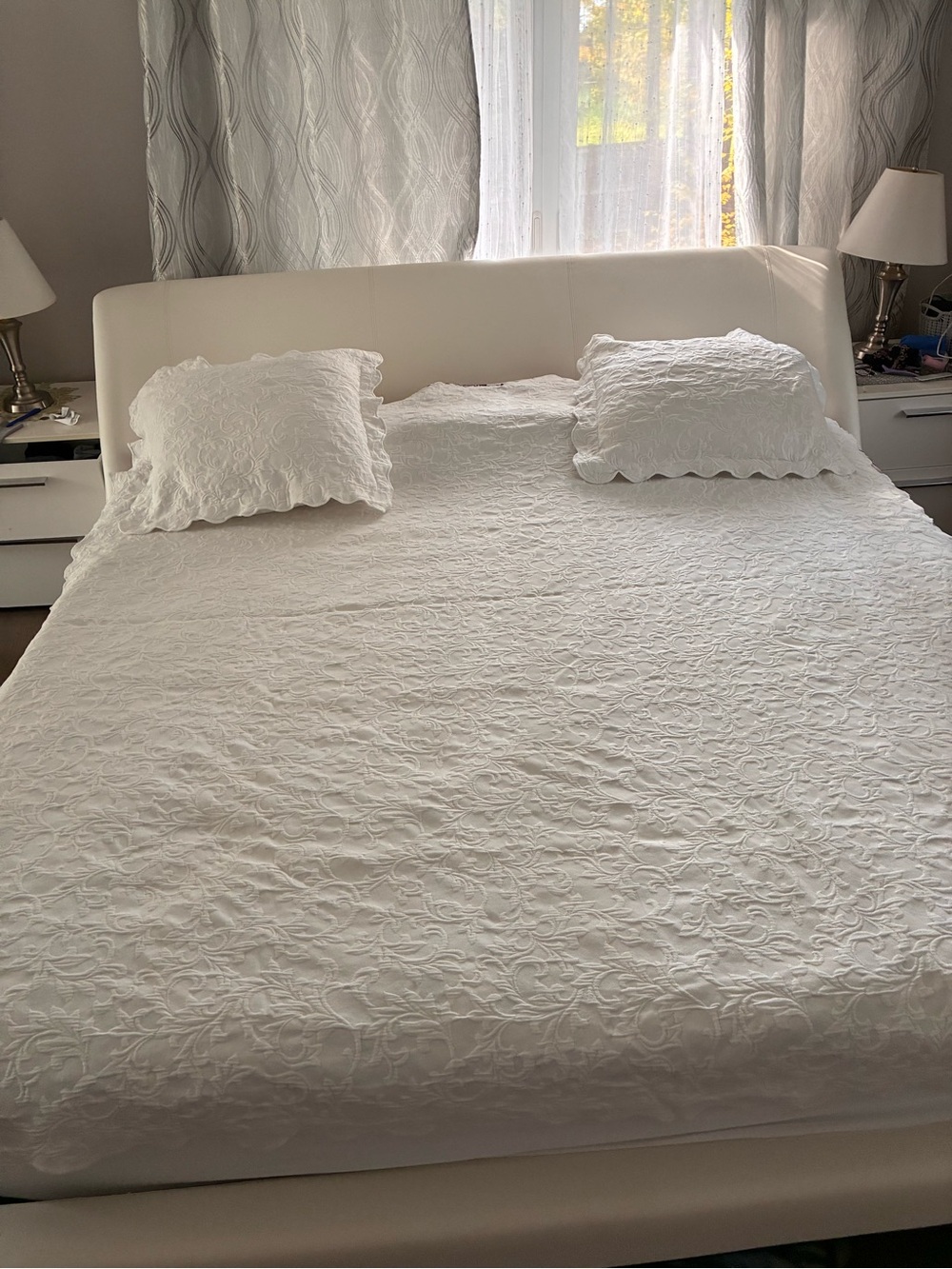 Source Unknown White Embroidered Quilt Set with Scalloped Shams